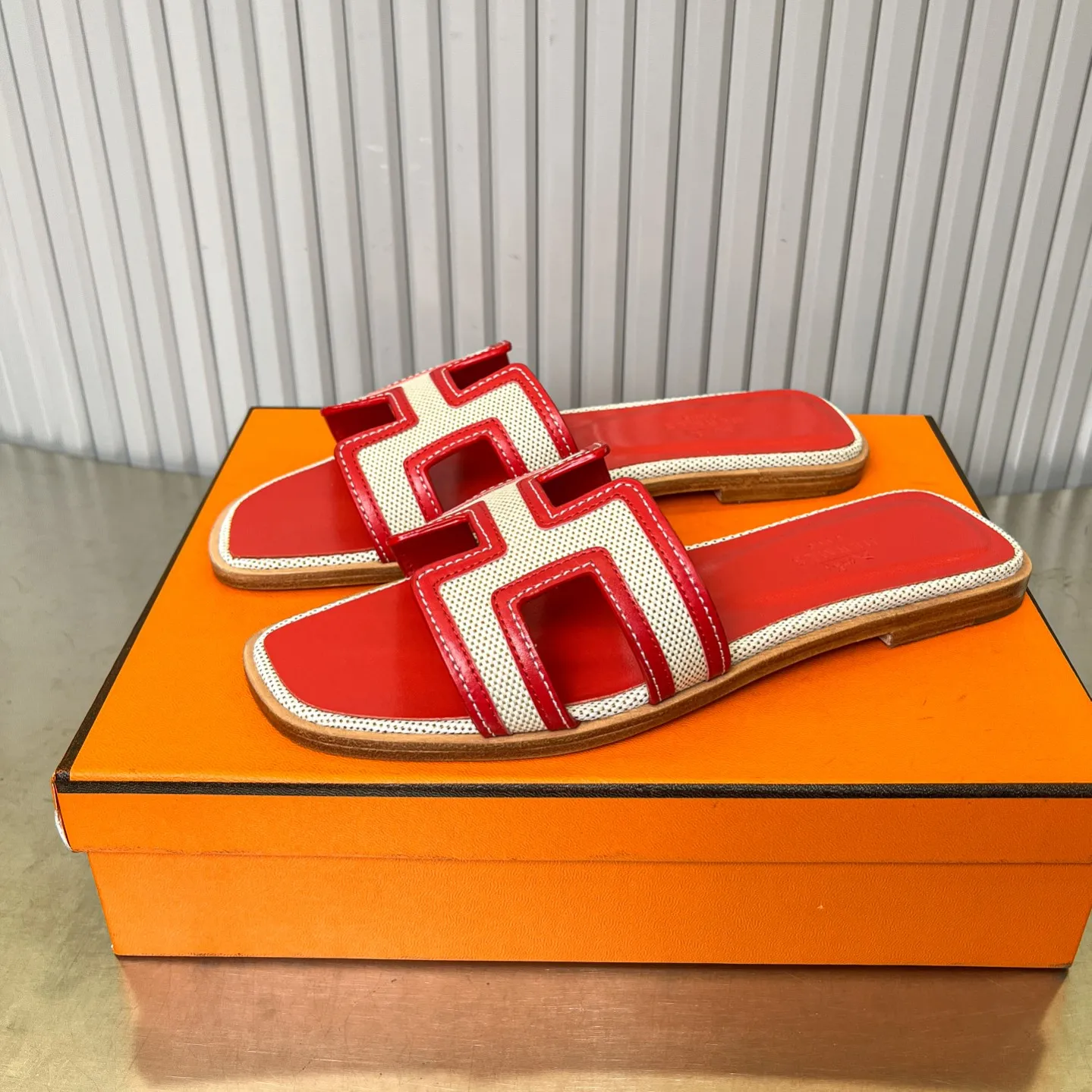 👟👟Ex-factory price 480👟👟 New style in early spring, splicing technology, new revision (Hermès), upgraded packaging, upgraded version and workmanship materials. Hermes®🔴The highest version of handmade shoes on the market ✨✨ Top product Hermès slippers🐎 —————————— The new model in early spring is the same as the original version, handmade by masters! ❥High-end customization, exclusive products, the highest version in the industry⚠❥Using: Hermers upper: Italian imported cowhide + original custom-grade Australian sheepskin feet + genuine leather outsole (pursuing top walking comfort) ✨~~〰〰〰〰❥ Packaging: ✔🚦Pay attention to the packaging➰Top-level exclusive box 〰The original top quality is on sale━━━━Hermes━━━━━ size: 35-40 (34.41.42 custom-made, non-refundable)